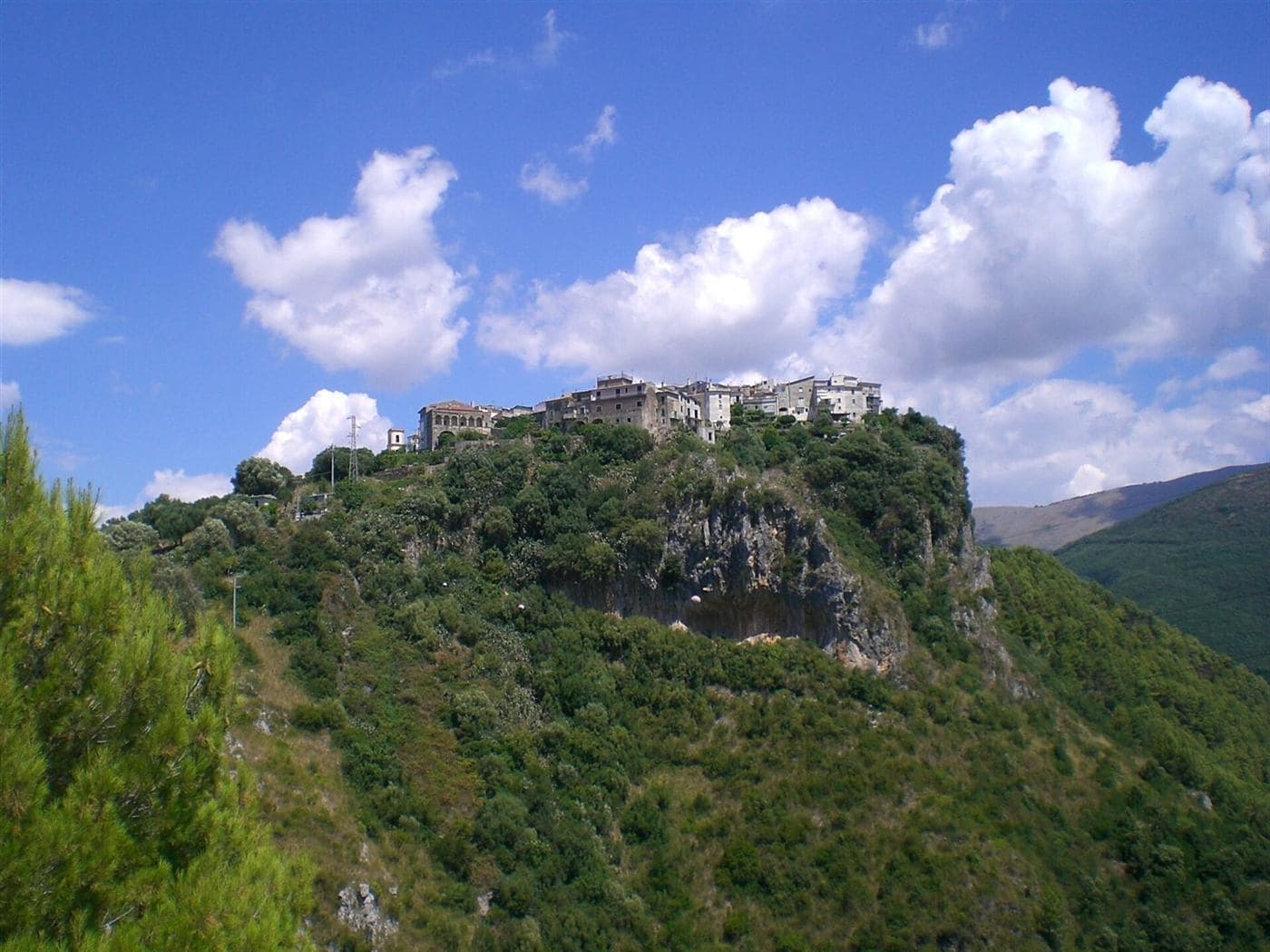 Il borgo di Camerota arroccato sulla collina