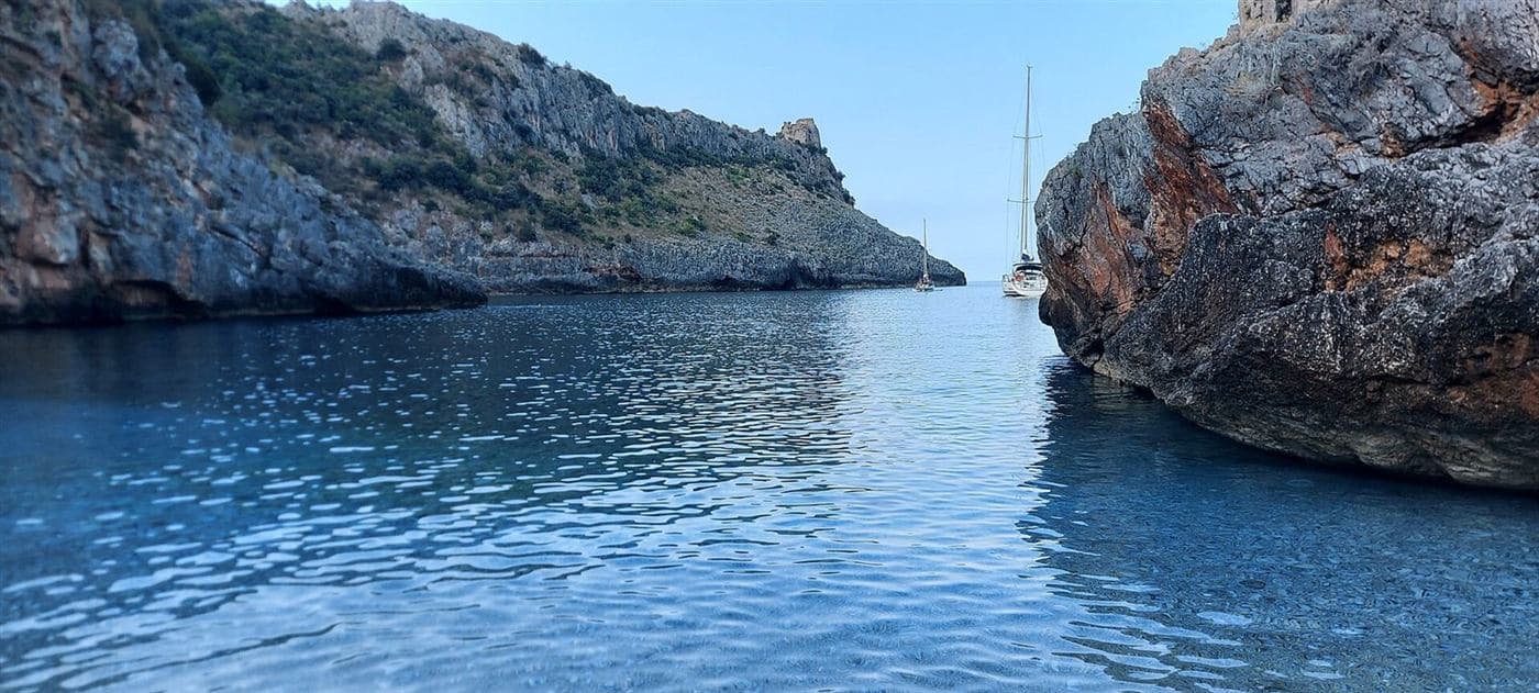 Cala Bianca a Marina di Camerota: acqua turchese tra le scogliere